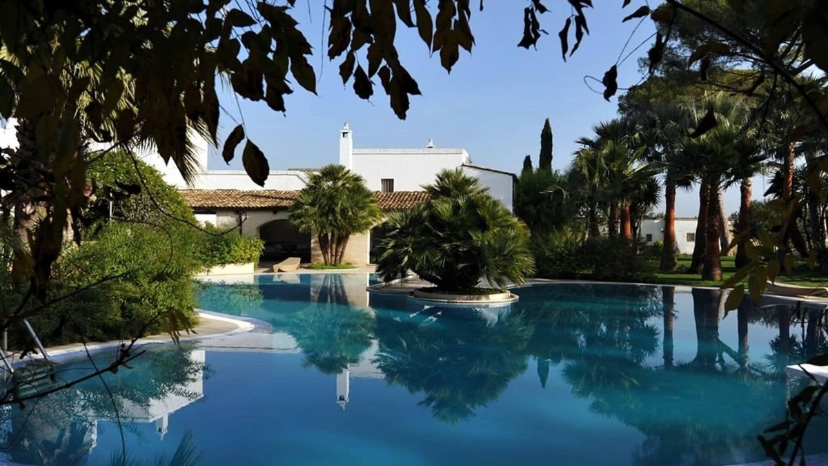Massafra House | Spacious Stay with Tennis