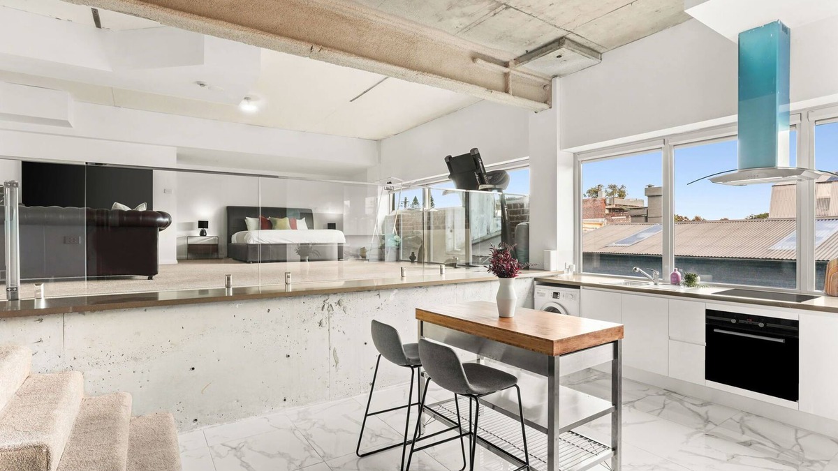 St Peters Apartment | Spacious Studio | CBD minutes to St Peters train