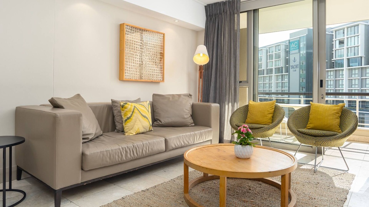 Flora Park Apartment | Spacious Studio Apartment on the Canals in CT