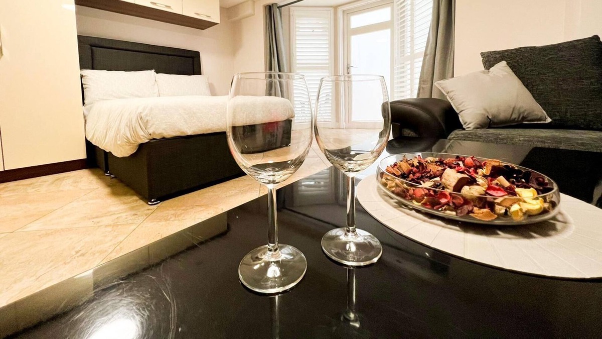 South Acton Apartment | Spacious studio flat in the heart of Acton Central (1)