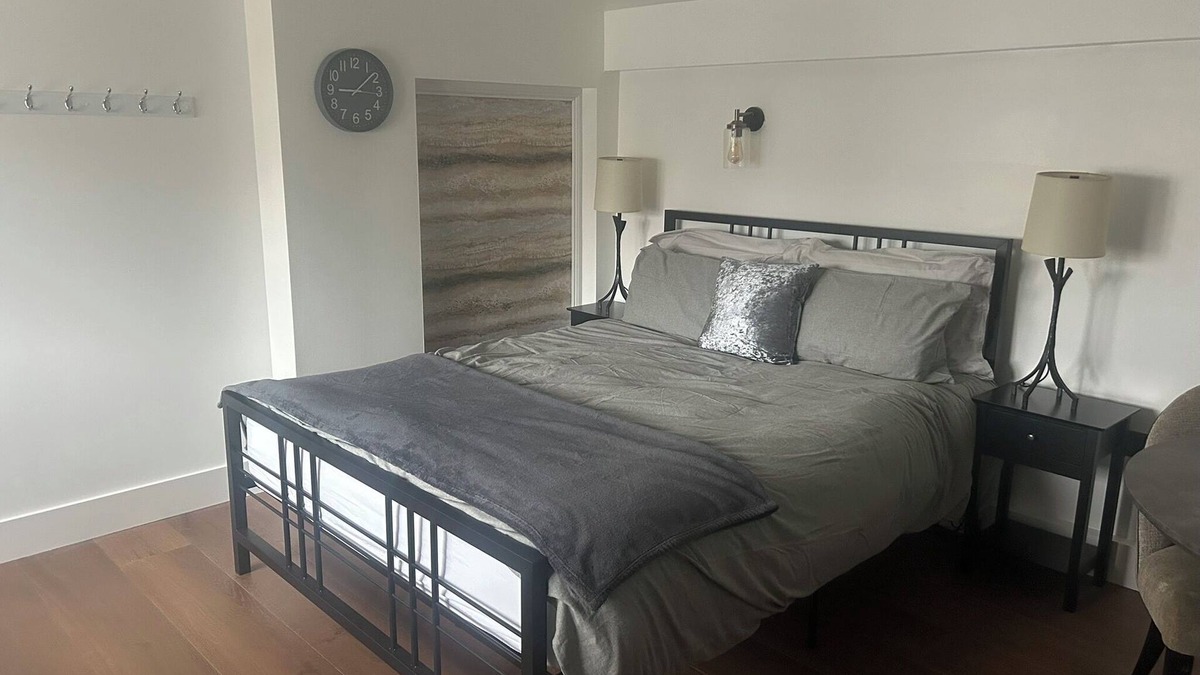 Bushey Apartment | Spacious studio. Free EV charging. Close to Harry Potter & fast trains to Euston