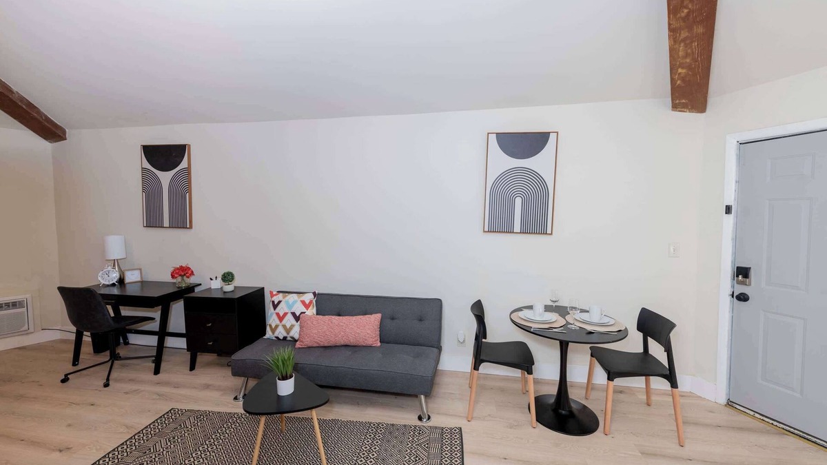 Huntsville Apartment | Spacious Studio near Huntsville Botanical Gardens