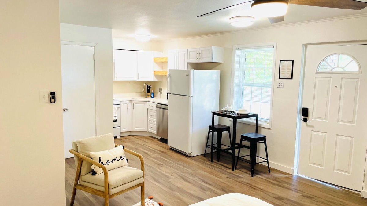 Little Rock Medical District Apartment | Spacious Studio Unit near Downtown & UAMS Little Rock with WiFi, AC