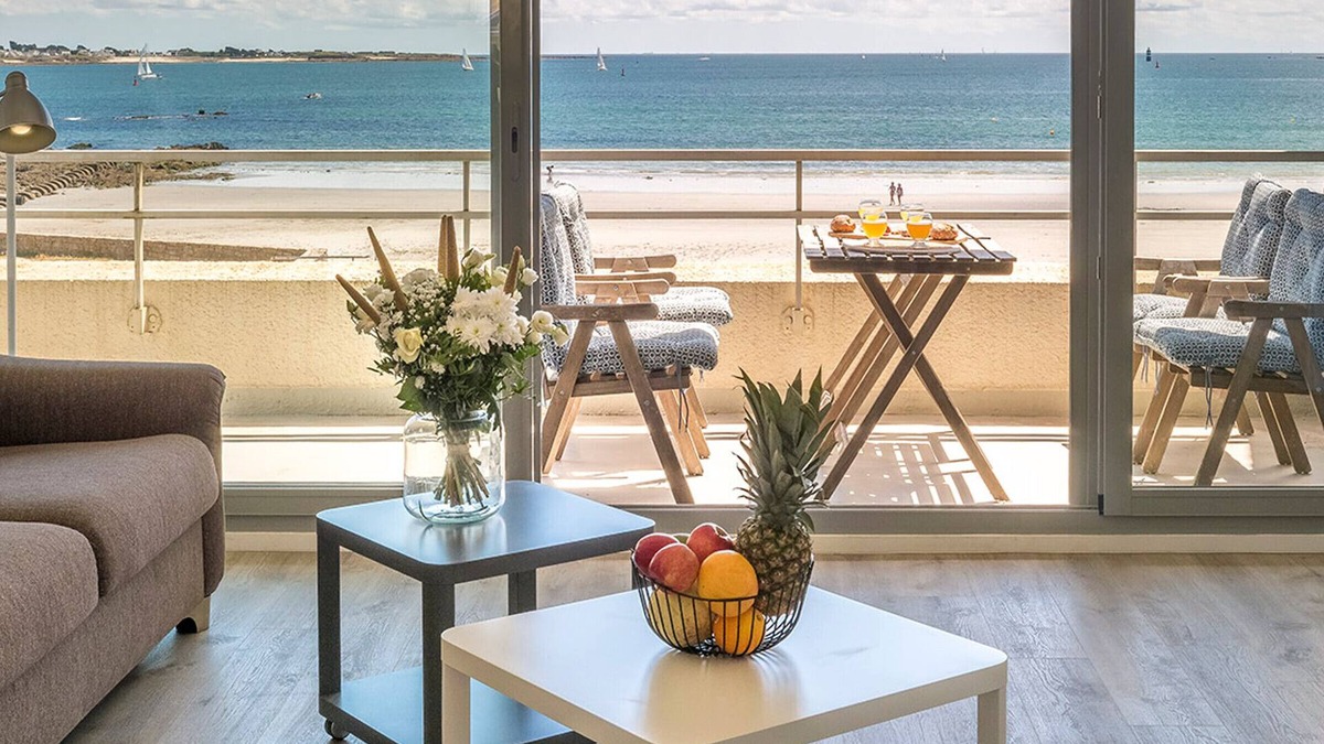 Larmor-Plage Apartment | Spacious studio with terrace, sea and shops 700m, private parking, Wi-Fi included