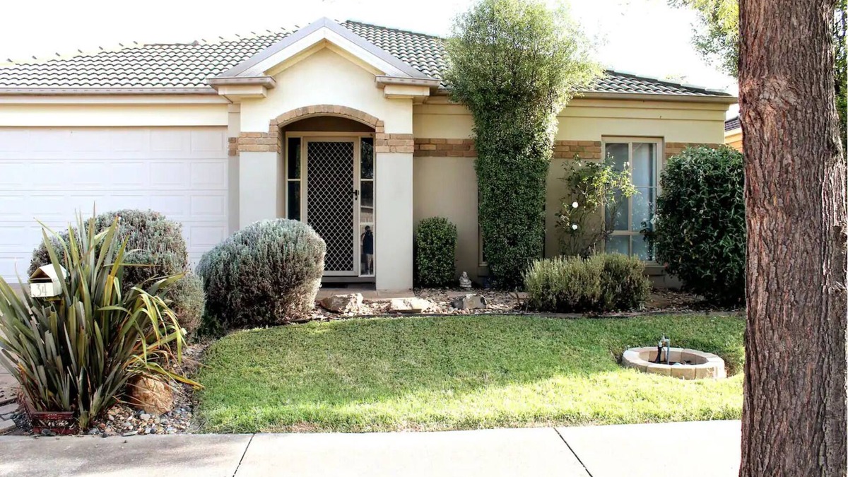 Caroline Springs House | Spacious & Stylish 5BR house, all the comforts of home, pet friendly