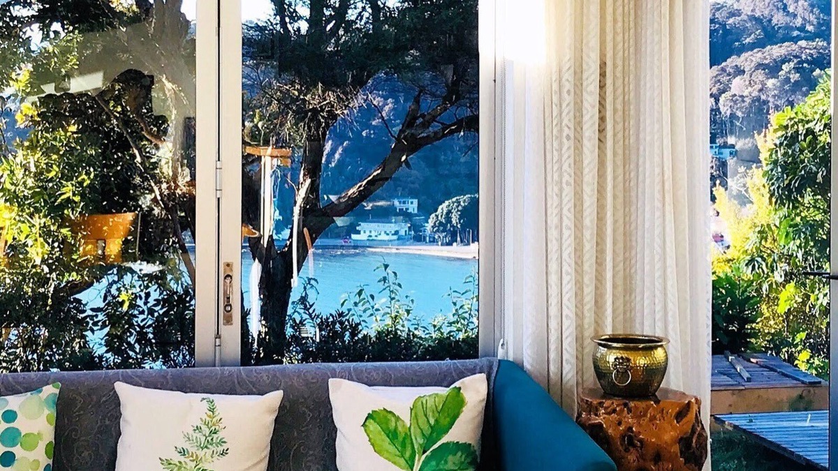 Lowry Bay House | Spacious & stylish Gum Tree studio over looking whole Wellington harbour