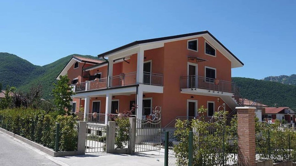 Villa Latina Apartment | Spacious & Stylish apartment- sleeps 6- WIFI