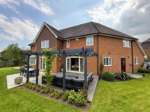 Cranbrook House | Spacious Stylish Modern House - Sleeps 12 5BR