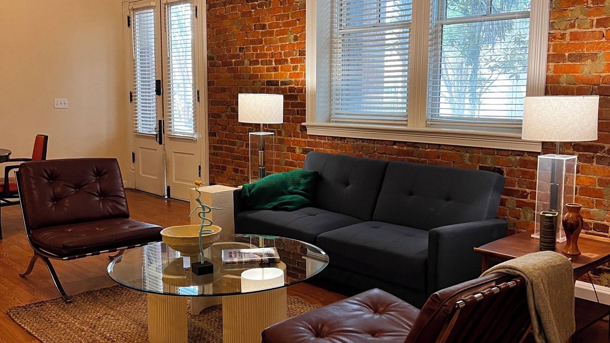 Elloree Apartment | Spacious Stylish One Bedroom Apartment