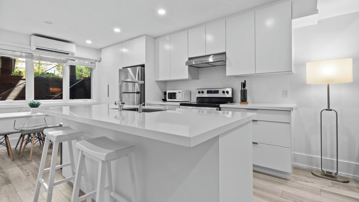 Lambton House | Spacious & Stylish Walk-Out - SuperHost