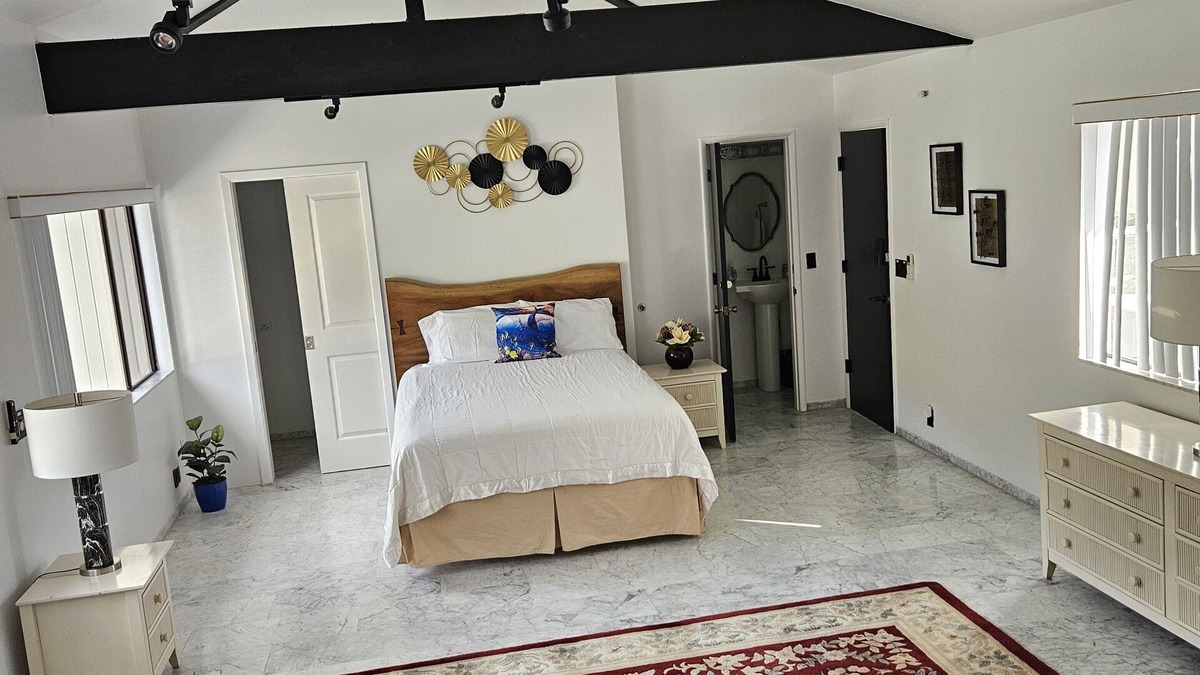 Kaneohe Villa | Spacious Suite With Office (Unit A)