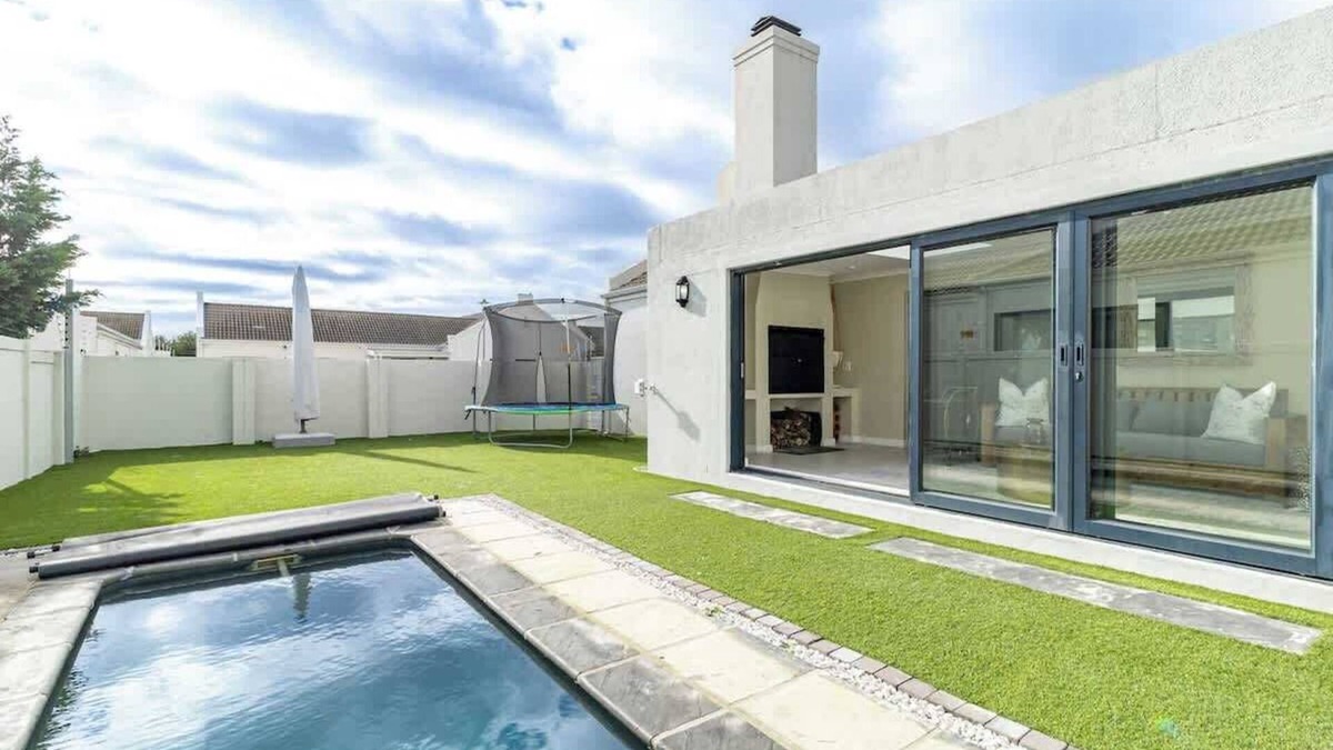 Bloubergstrand House | Spacious Sunningdale Retreat with Poolside Charm