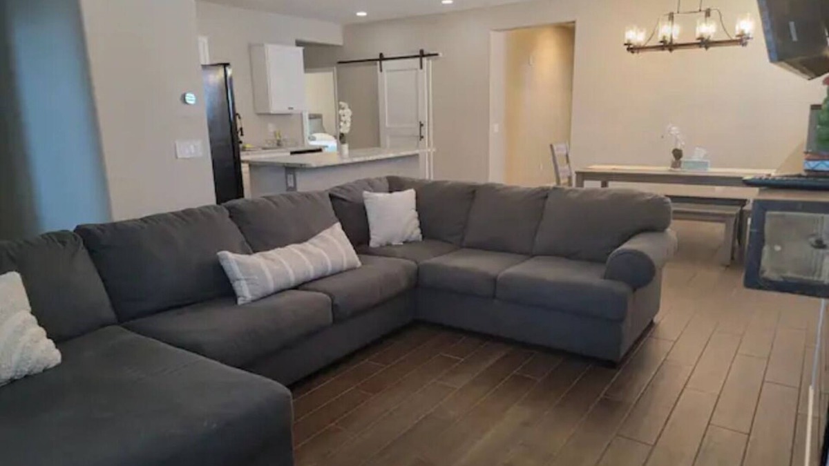 Surprise House | Spacious Surprise Home with office and gym. 30 mins from Lake Pleasant!