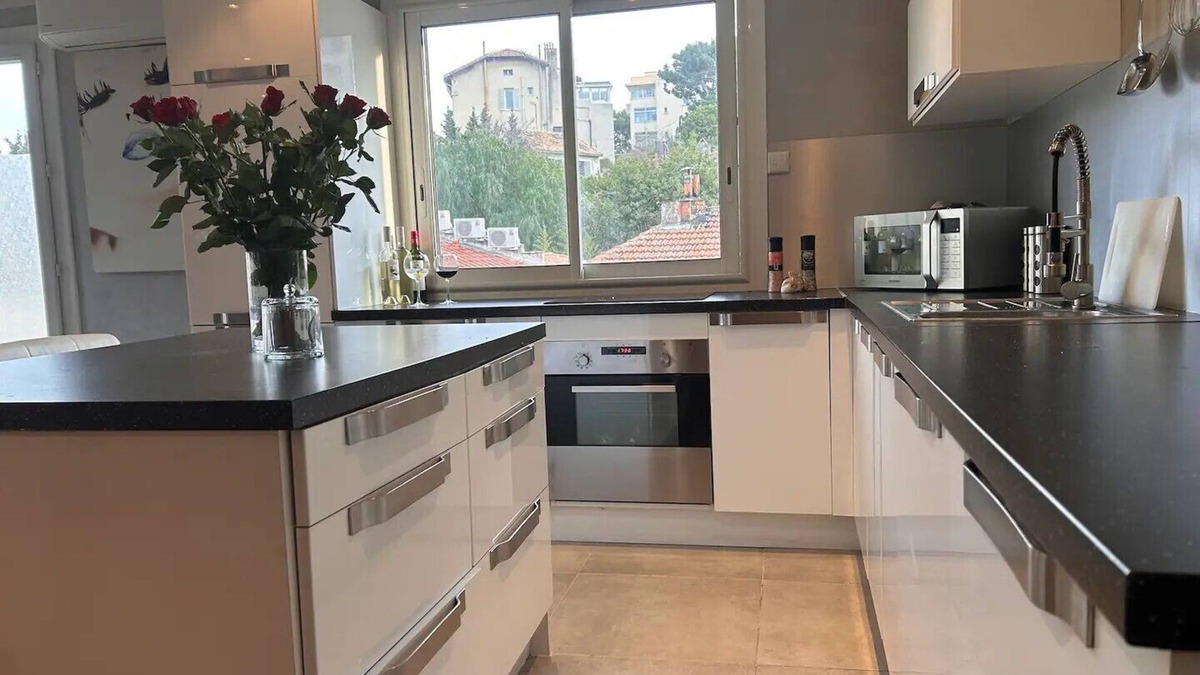 Vauban Apartment | Spacious T3 with balcony in Marseille