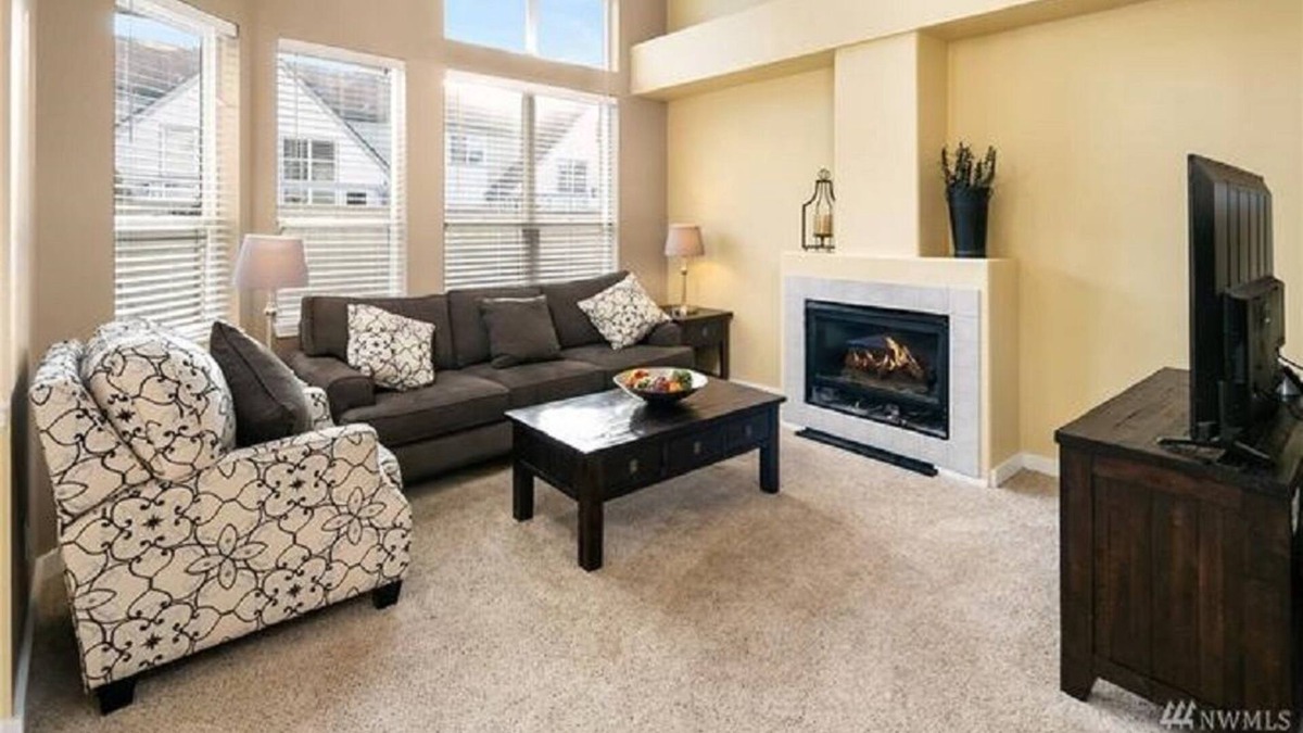 Kent House | Spacious Townhome Conveniently Located