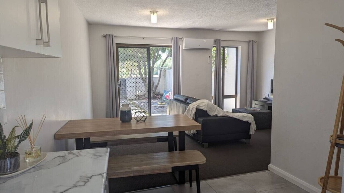 Torrens House | Spacious Townhouse @Farrer & Parking (2 vehicles)