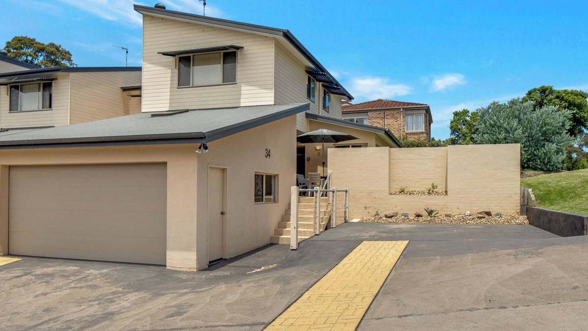 Surf Beach House | Spacious Townhouse just 5 mins stroll to popular Surf Beach and shops