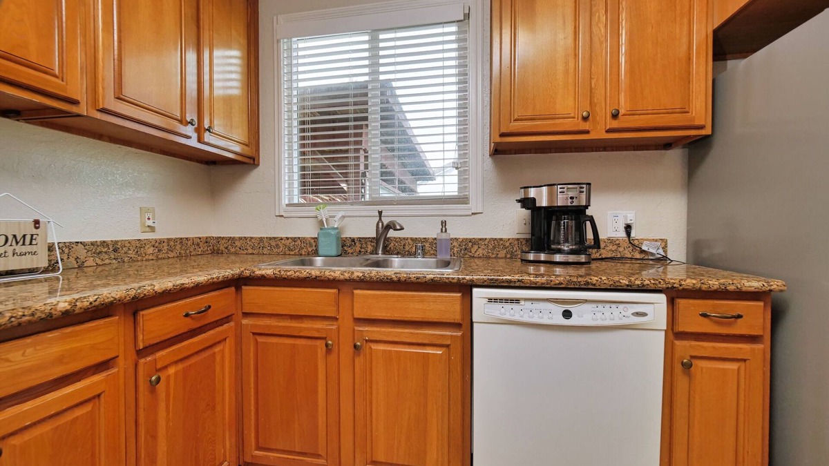 San Leandro House | Spacious & Tranquil Retreat