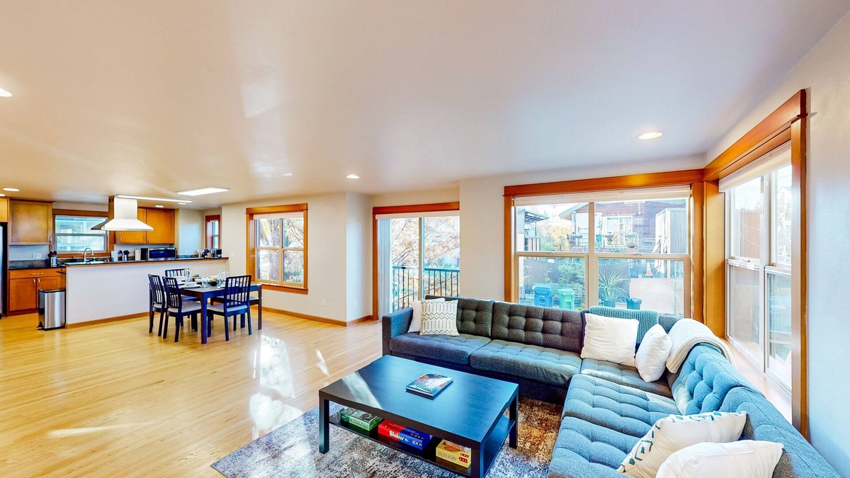 Atlantic House | Spacious Tri-Level Townhome, near Seahawks & Mariners stadiums & downtown