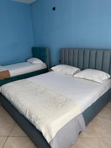 Kamez House | Spacious Triple Room with Balcony