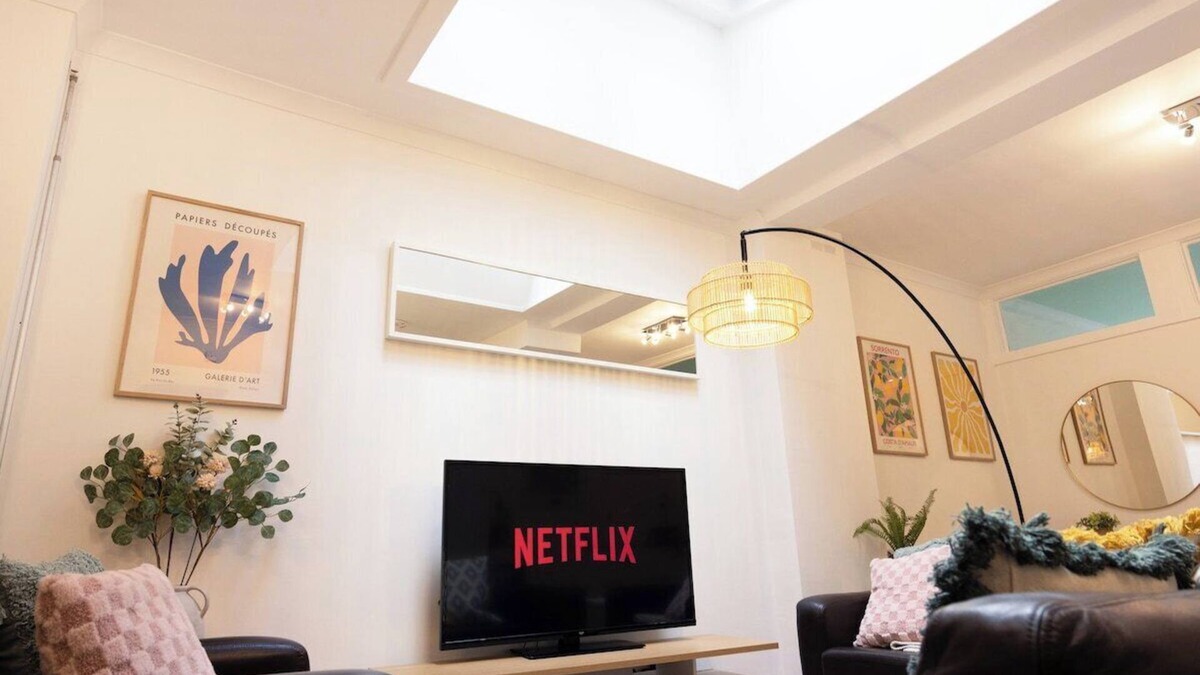 London City Centre Apartment | Spacious two-bed apartment 100m from Trafalgar sqr