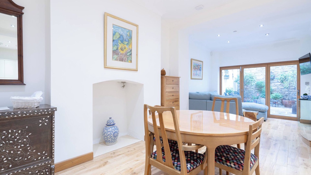 Cheltenham Apartment | Spacious two-bedroom apartment located in the heart of Cheltenham.