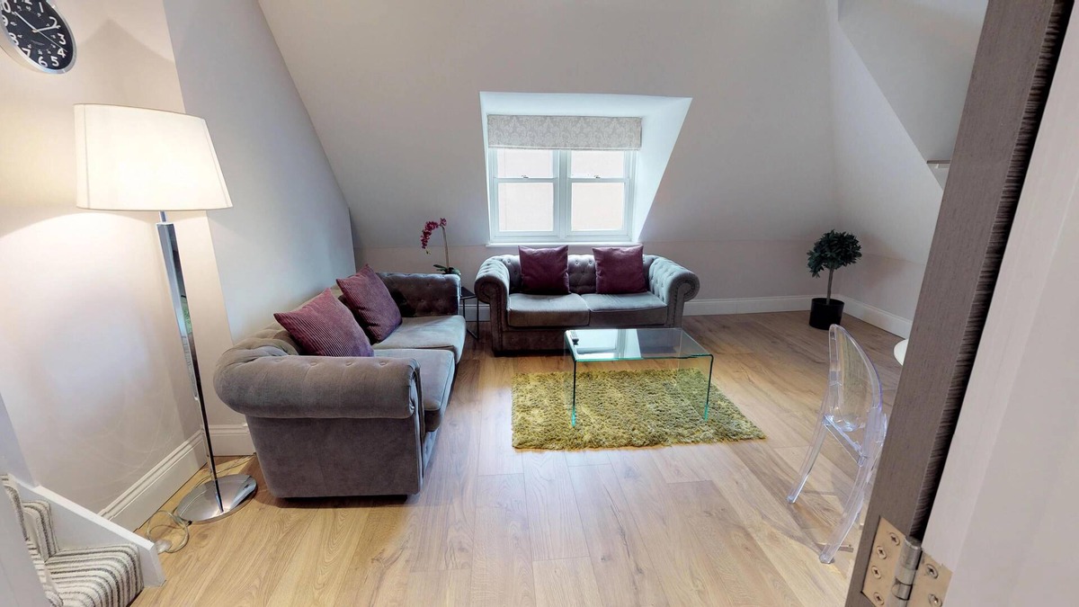 Harrogate City Centre Apartment | Spacious Two-Bedroom Apartment Near Town - Full Kitchen & WiFi Included