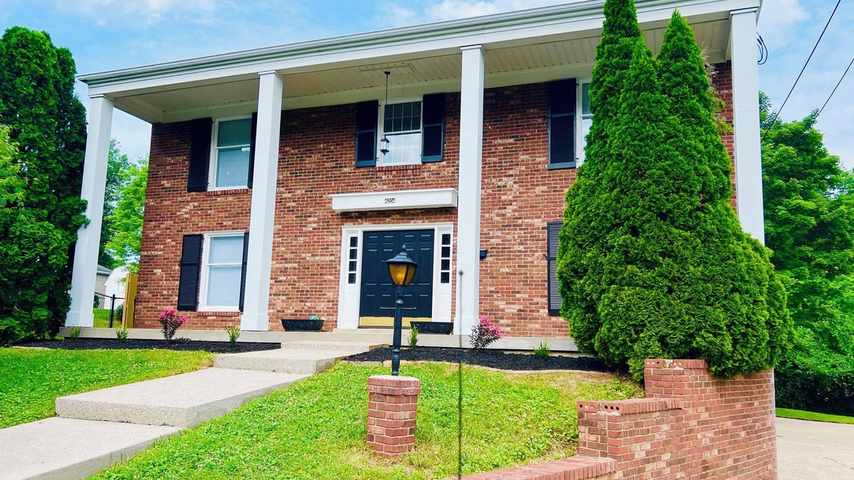 Buechel House | Spacious, Ultra Comfy 5-Bedroom House in Beautiful Quiet Louisville Neighborhood