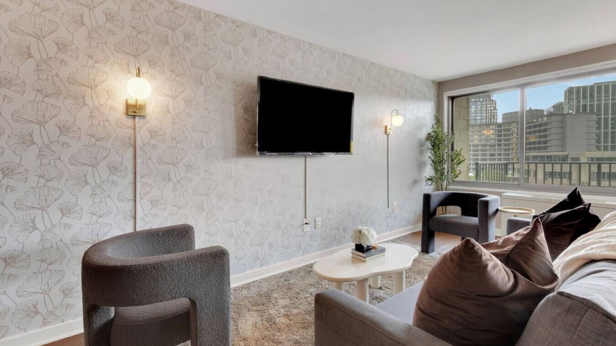 Crystal City Apartment | Spacious Unit-Free Parking-DCA Gem-Executive Stays