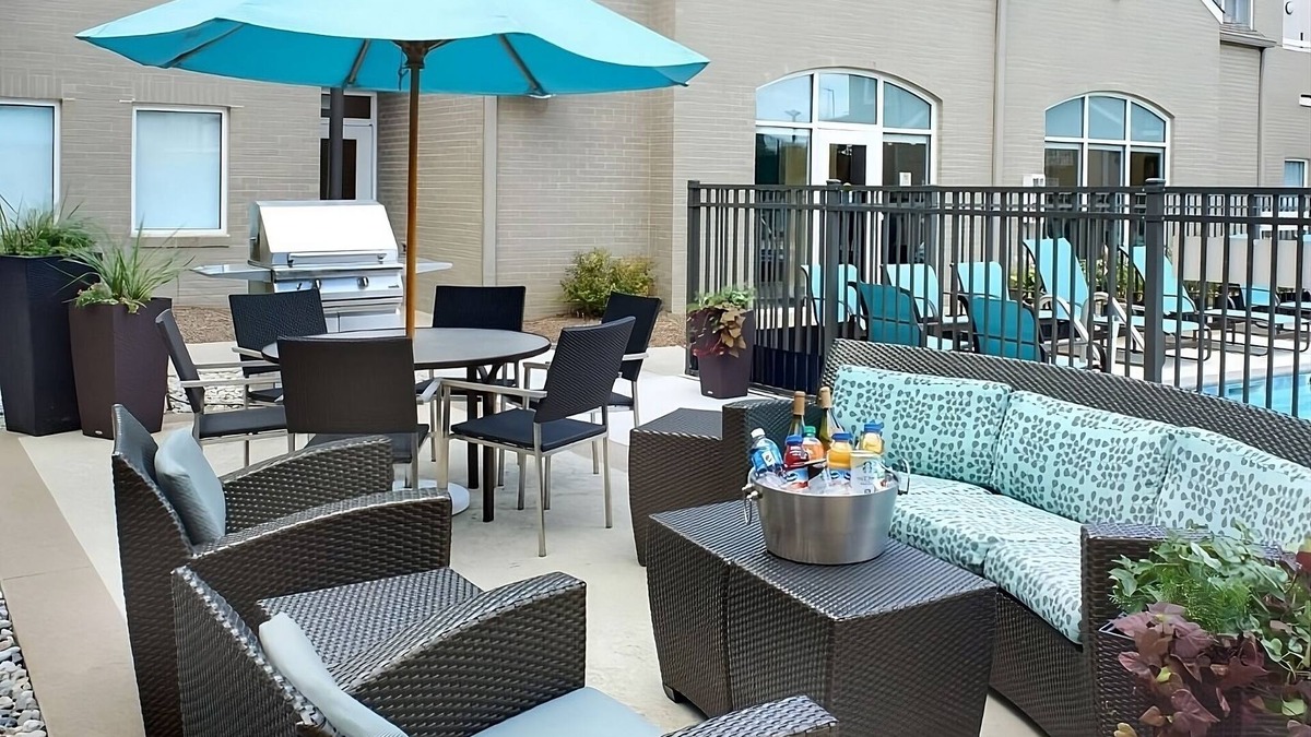 Warren Hotel | Spacious Unit Near Detroit Attractions, Full Kitchen w/Free Breakfast!