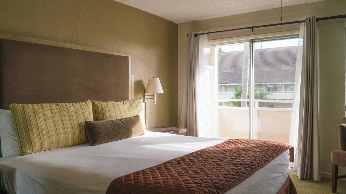 Wailua Apartment | Spacious Unit with Full Kitchen, Free Parking, Outdoor Swimming Pool!