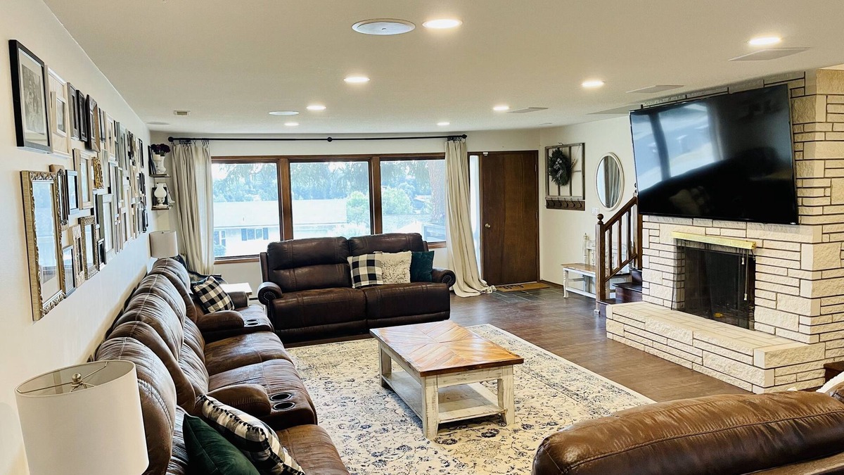 Pullman House | Spacious Upper Level Near Park N Ride - 8+ people