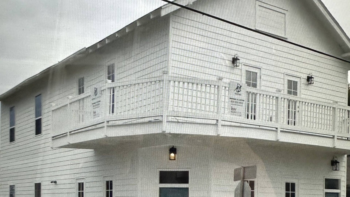 Faubourg Livaudais House | Spacious upper unit in walking distance to the parade route