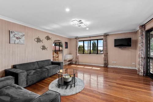 Wishart House | Spacious Upstair Home Comforts 13km from CBD&Airport