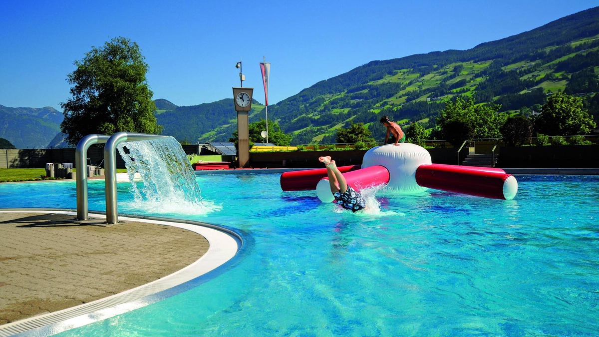 Fuegen Apartment | Spacious vacation apartment for 10-12 people 500m from the Spieljochbahn