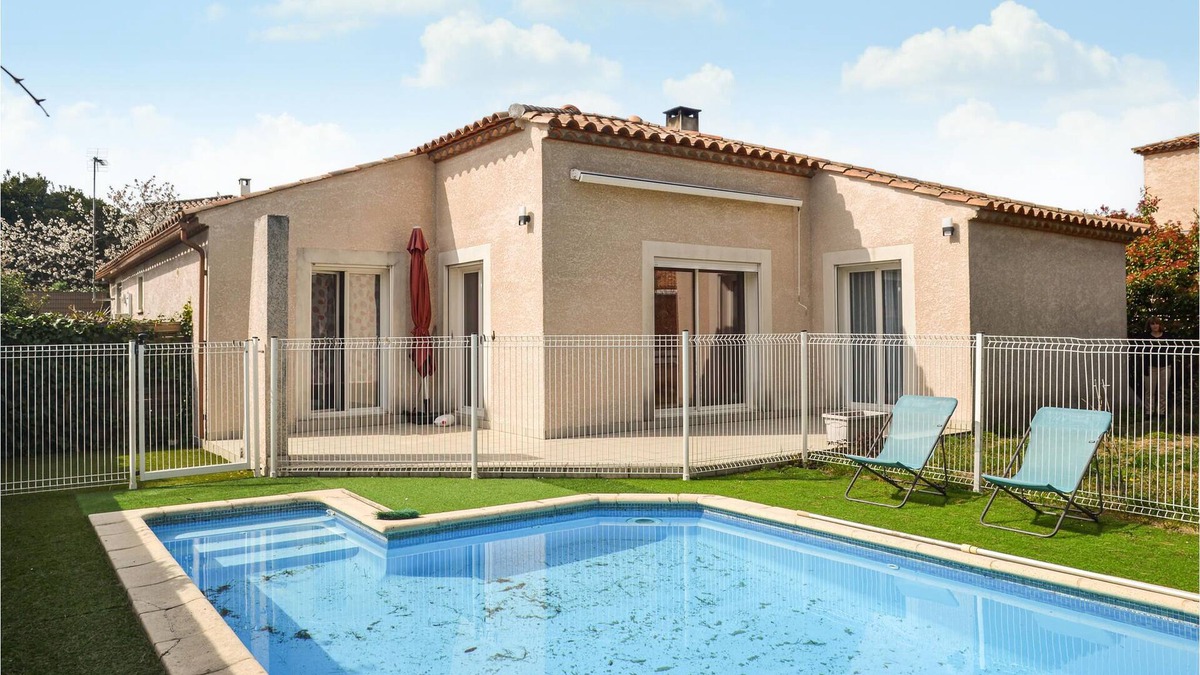 Castries House | Spacious vacation home for the whole family with pet in the south of France.