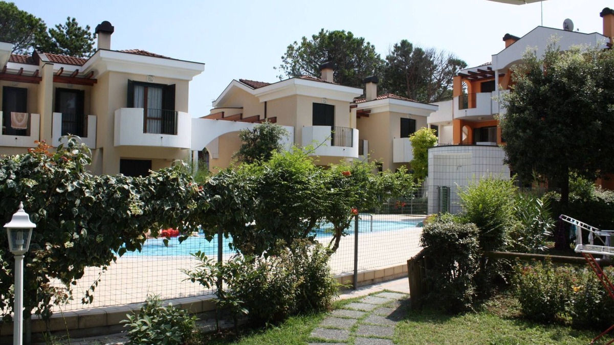 Bibione Pineda Apartment | Spacious Vacation Home in a Poolside Residence