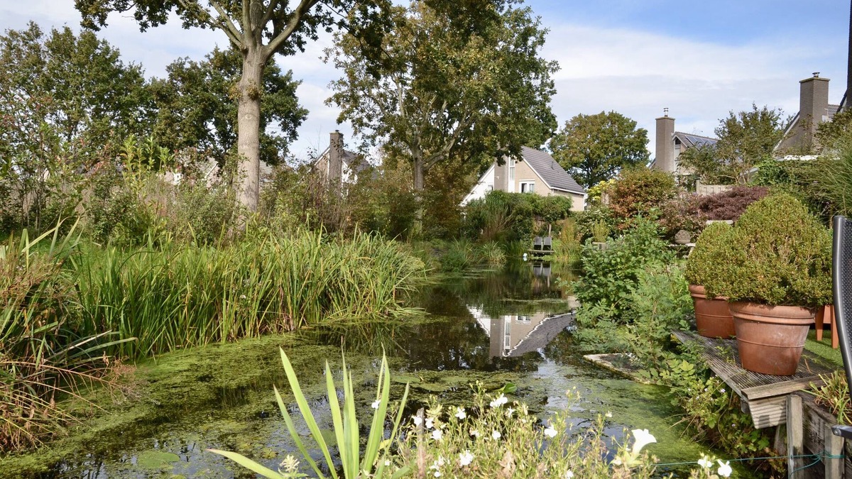 Bergen House | Spacious vacation home with a beautiful garden by the water.
