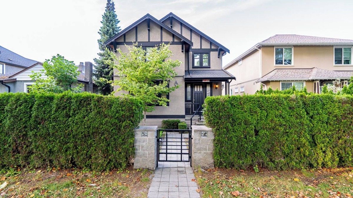 Kitsilano House | Spacious Vancouver 4BR 4.5BA Pool & Casino Setup