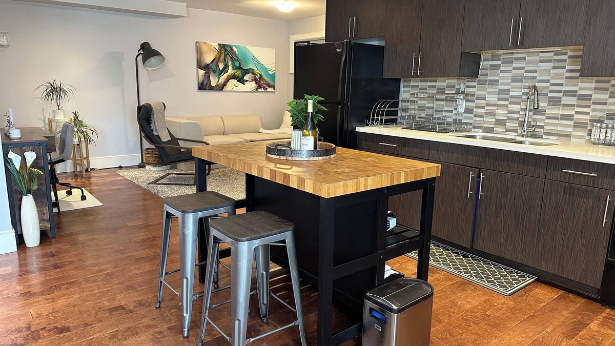 Hastings House | Spacious Vancouver Suite