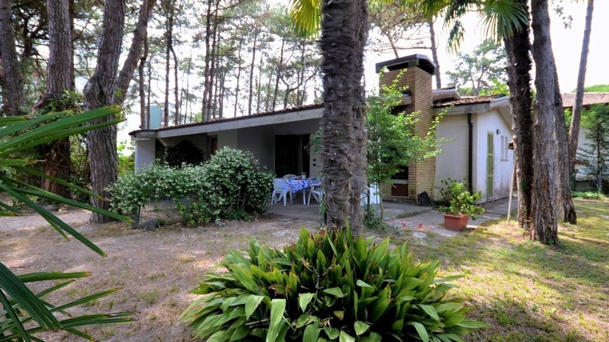 Lignano Riviera Villa | Spacious villa surrounded by lush greenery
