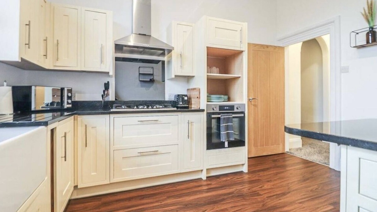 Birkdale Apartment | Spacious Victorian Birkdale Apartment with private Garden