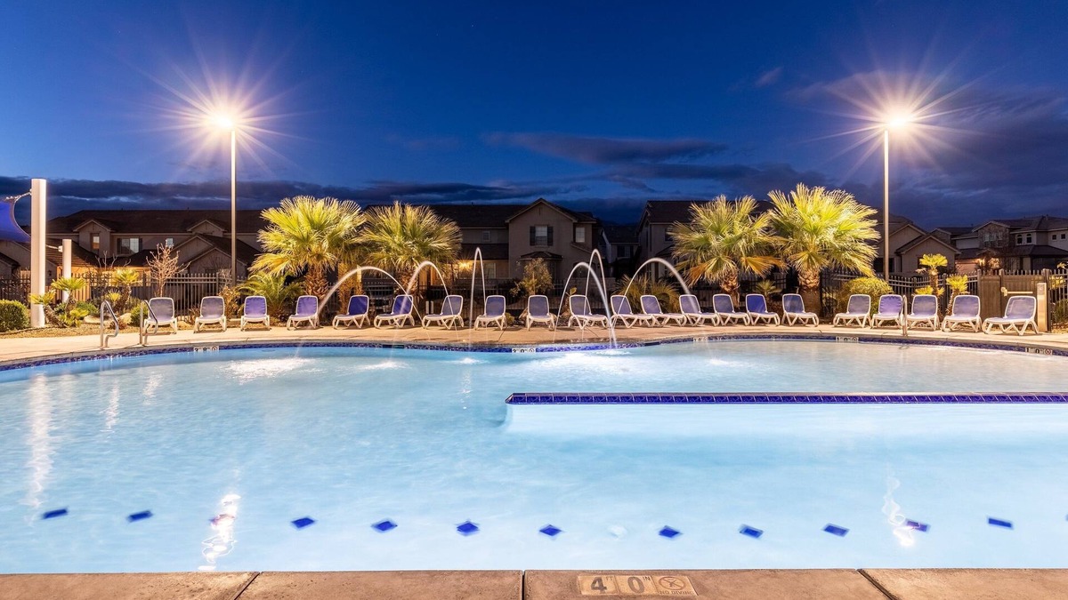 Sienna Hills House | Spacious Villa 5 minutes to Lake State park by Redawning