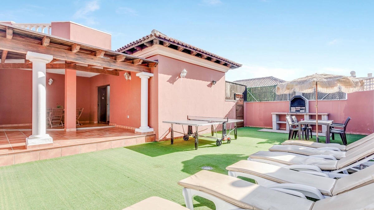 Corralejo Villa | Spacious villa "Don Rodrigo" with Wi-Fi, garden, terrace and pool