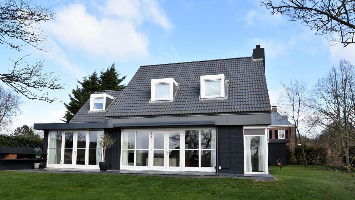 Bergen Villa | Spacious Villa in Bergen in Mountains with Garden near Sea