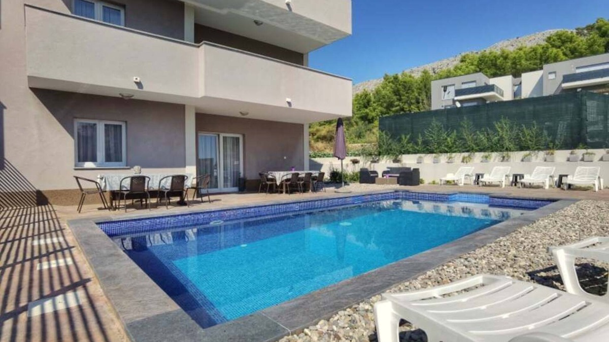 Podstrana Villa | Spacious Villa "La Famiglia" with private heated pool