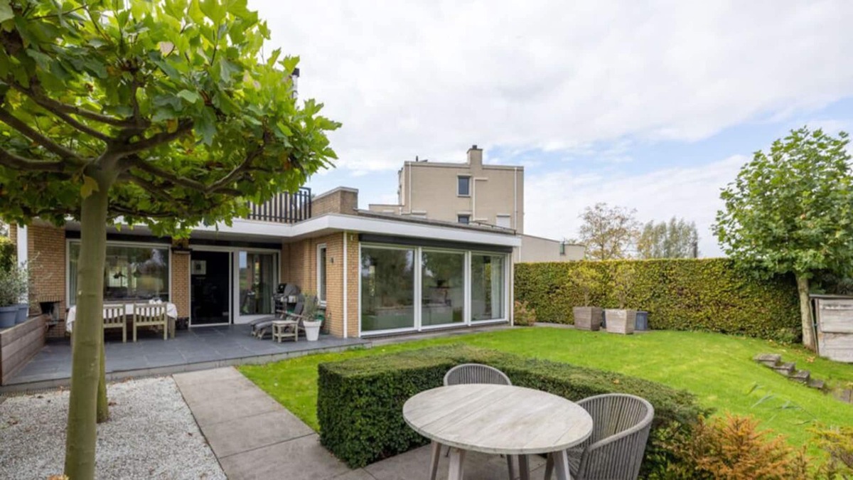 Alblasserdam Villa | Spacious villa near Rotterdam and Kinderrijk