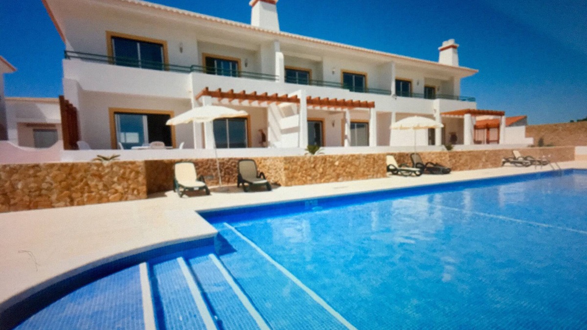 Budens Villa | Spacious Villa on edge of Portuguese Village close to stunning beaches/amenities