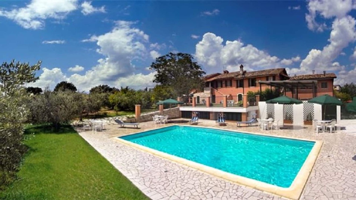 Ascoli Piceno Villa | Spacious villa set among olive groves and large lawned garden with private pool