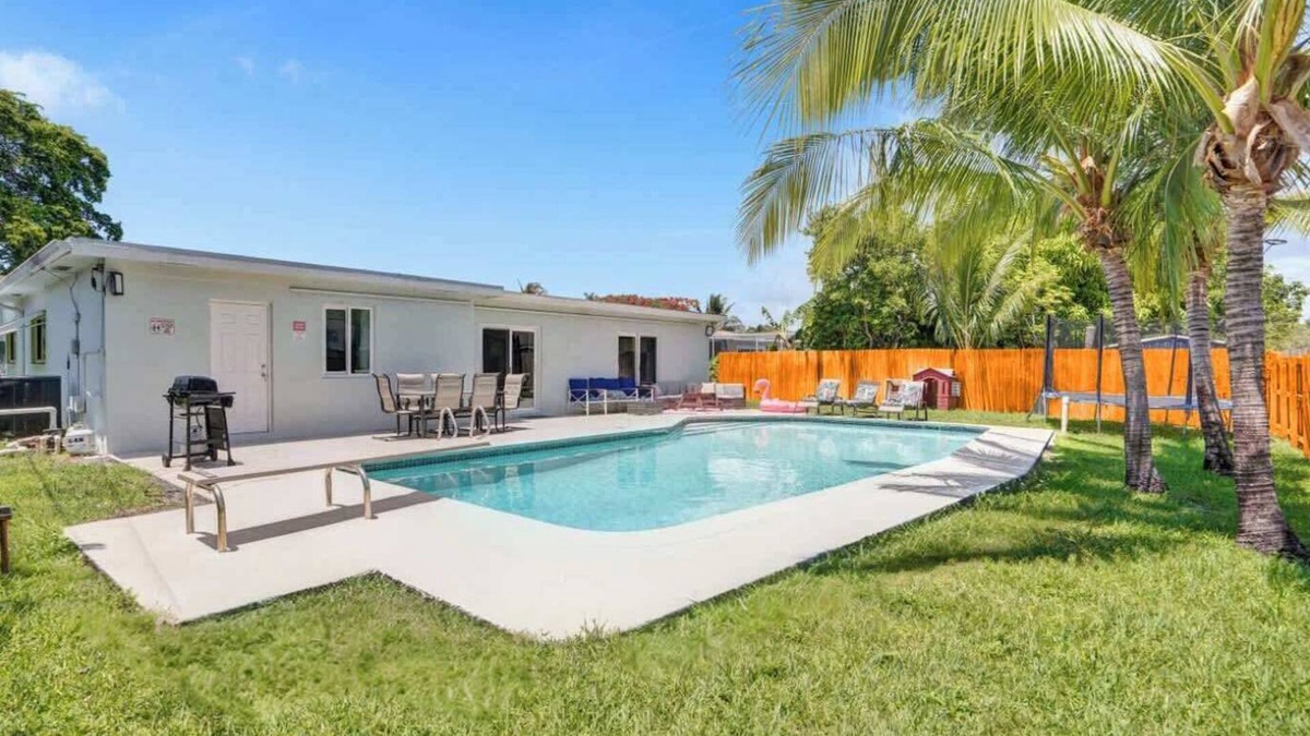 Hollywood Hills Villa | Spacious Villa w/Heated Pool Trampoline BBQ Games